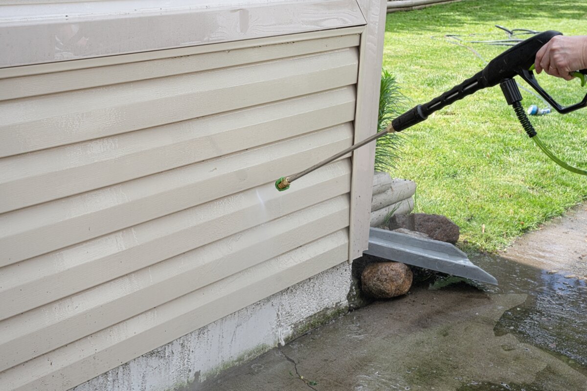 clean vinyl siding